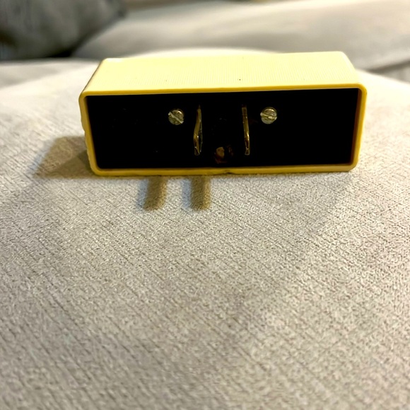 EUC - GE 3-Outlet Extender, Grounded Wall Tap - Picture 3 of 3